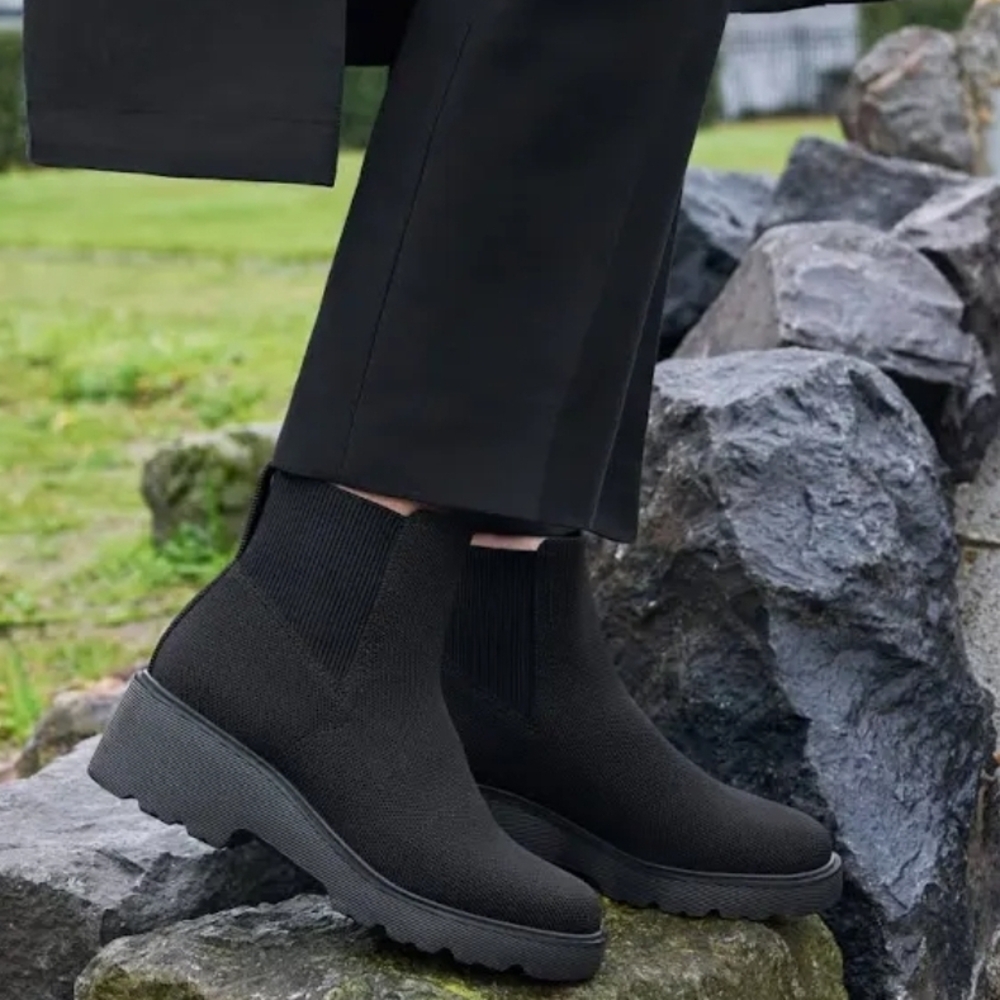 Vivaia Everly Round-Toe Platform Chunky Wedge Boots Size 39/8.  D240164